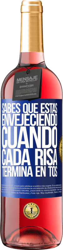 29,95 € Envío gratis | Vino Rosado Edición ROSÉ Sabes que estás envejeciendo, cuando cada risa termina en tos Etiqueta Azul. Etiqueta personalizable Vino joven Cosecha 2024 Tempranillo