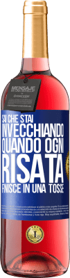 29,95 € Spedizione Gratuita | Vino rosato Edizione ROSÉ Sai che stai invecchiando, quando ogni risata finisce in una tosse Etichetta Blu. Etichetta personalizzabile Vino giovane Raccogliere 2024 Tempranillo