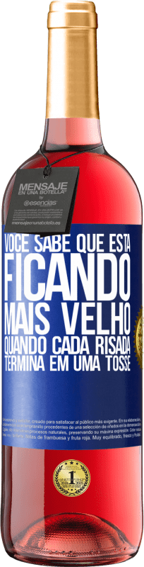 29,95 € Envio grátis | Vinho rosé Edição ROSÉ Você sabe que está ficando mais velho, quando cada risada termina em uma tosse Etiqueta Azul. Etiqueta personalizável Vinho jovem Colheita 2024 Tempranillo