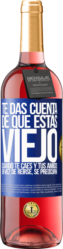 29,95 € Envío gratis | Vino Rosado Edición ROSÉ Te das cuenta de que estás viejo cuando te caes y tus amigos en vez de reírse, se preocupan Etiqueta Azul. Etiqueta personalizable Vino joven Cosecha 2024 Tempranillo