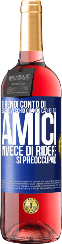29,95 € Spedizione Gratuita | Vino rosato Edizione ROSÉ Ti rendi conto di essere vecchio quando cadi e i tuoi amici, invece di ridere, si preoccupano Etichetta Blu. Etichetta personalizzabile Vino giovane Raccogliere 2025 Tempranillo