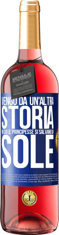 29,95 € Spedizione Gratuita | Vino rosato Edizione ROSÉ Vengo da un'altra storia in cui le principesse si salvano da sole Etichetta Blu. Etichetta personalizzabile Vino giovane Raccogliere 2023 Tempranillo