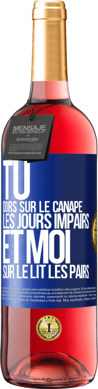 29,95 € Envoi gratuit | Vin rosé Édition ROSÉ Tu dors sur le canapé les jours impairs et moi sur le lit les pairs Étiquette Bleue. Étiquette personnalisable Vin jeune Récolte 2024 Tempranillo