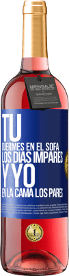 29,95 € Envío gratis | Vino Rosado Edición ROSÉ Tú duermes en el sofá los días impares y yo en la cama los pares Etiqueta Azul. Etiqueta personalizable Vino joven Cosecha 2023 Tempranillo