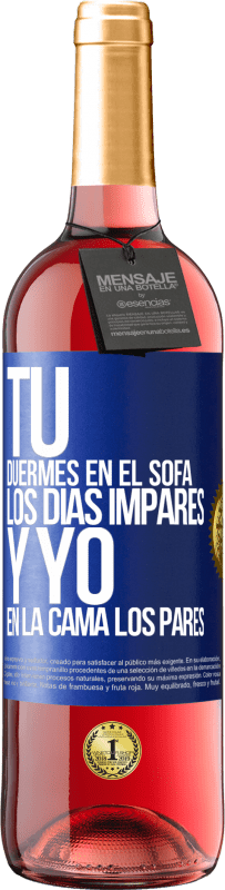 29,95 € Envío gratis | Vino Rosado Edición ROSÉ Tú duermes en el sofá los días impares y yo en la cama los pares Etiqueta Azul. Etiqueta personalizable Vino joven Cosecha 2023 Tempranillo