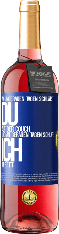 29,95 € Kostenloser Versand | Roséwein ROSÉ Ausgabe An ungeraden Tagen schläfst du auf der Couch und an geraden Tagen schlafe ich im Bett. Blaue Markierung. Anpassbares Etikett Junger Wein Ernte 2023 Tempranillo