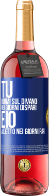 29,95 € Spedizione Gratuita | Vino rosato Edizione ROSÉ Tu dormi sul divano nei giorni dispari e io a letto nei giorni pari Etichetta Blu. Etichetta personalizzabile Vino giovane Raccogliere 2023 Tempranillo