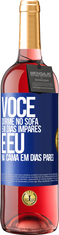 29,95 € Envio grátis | Vinho rosé Edição ROSÉ Você dorme no sofá em dias ímpares e eu na cama em dias pares Etiqueta Azul. Etiqueta personalizável Vinho jovem Colheita 2023 Tempranillo