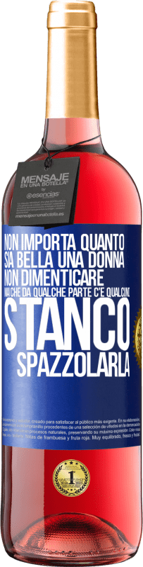 29,95 € Spedizione Gratuita | Vino rosato Edizione ROSÉ Non importa quanto sia bella una donna, non dimenticare mai che da qualche parte c'è qualcuno stanco di spazzolarla Etichetta Blu. Etichetta personalizzabile Vino giovane Raccogliere 2023 Tempranillo