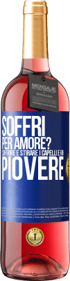 29,95 € Spedizione Gratuita | Vino rosato Edizione ROSÉ Soffri per amore? Soffrire è stirare i capelli e far piovere Etichetta Blu. Etichetta personalizzabile Vino giovane Raccogliere 2023 Tempranillo