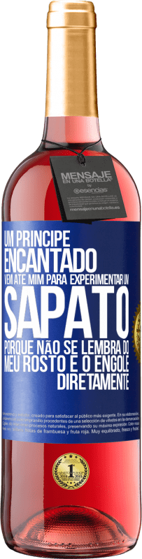 29,95 € Envio grátis | Vinho rosé Edição ROSÉ Um príncipe encantado vem até mim para experimentar um sapato porque não se lembra do meu rosto e o engole diretamente Etiqueta Azul. Etiqueta personalizável Vinho jovem Colheita 2024 Tempranillo