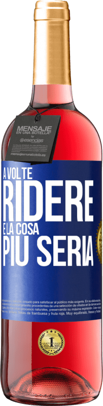 29,95 € Spedizione Gratuita | Vino rosato Edizione ROSÉ A volte ridere è la cosa più seria Etichetta Blu. Etichetta personalizzabile Vino giovane Raccogliere 2024 Tempranillo