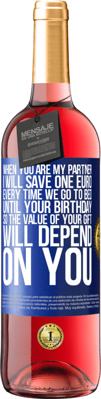 29,95 € Бесплатная доставка | Розовое вино Издание ROSÉ Когда вы будете моим партнером, я буду экономить один евро каждый раз, когда мы ложимся спать, до вашего дня рождения, Синяя метка. Настраиваемая этикетка Молодое вино Урожай 2023 Tempranillo