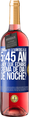 29,95 € Envío gratis | Vino Rosado Edición ROSÉ Cuando te levantas a las 5:45 AM, ¿Hay que echarse crema de día o de noche? Etiqueta Azul. Etiqueta personalizable Vino joven Cosecha 2023 Tempranillo