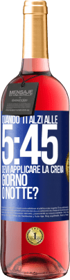 29,95 € Spedizione Gratuita | Vino rosato Edizione ROSÉ Quando ti alzi alle 5:45, devi applicare la crema giorno o notte? Etichetta Blu. Etichetta personalizzabile Vino giovane Raccogliere 2023 Tempranillo