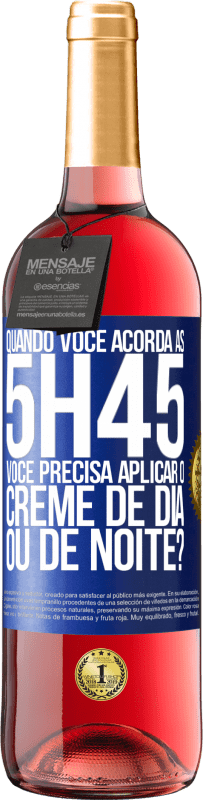 29,95 € Envio grátis | Vinho rosé Edição ROSÉ Quando você acorda às 5h45, você precisa aplicar o creme de dia ou de noite? Etiqueta Azul. Etiqueta personalizável Vinho jovem Colheita 2023 Tempranillo