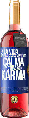 29,95 € Envío gratis | Vino Rosado Edición ROSÉ En la vida algunas cosas vienen con calma y otras con karma Etiqueta Azul. Etiqueta personalizable Vino joven Cosecha 2023 Tempranillo