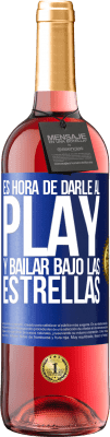 29,95 € Envío gratis | Vino Rosado Edición ROSÉ Es hora de darle al play y bailar bajo las estrellas Etiqueta Azul. Etiqueta personalizable Vino joven Cosecha 2024 Tempranillo