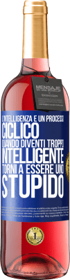 29,95 € Spedizione Gratuita | Vino rosato Edizione ROSÉ L'intelligenza è un processo ciclico. Quando diventi troppo intelligente torni a essere uno stupido Etichetta Blu. Etichetta personalizzabile Vino giovane Raccogliere 2023 Tempranillo