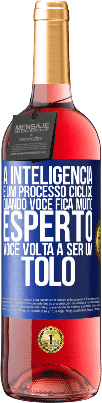 29,95 € Envio grátis | Vinho rosé Edição ROSÉ A inteligência é um processo cíclico. Quando você fica muito esperto, você volta a ser um tolo Etiqueta Azul. Etiqueta personalizável Vinho jovem Colheita 2023 Tempranillo