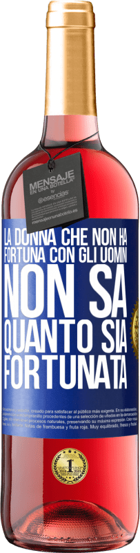 29,95 € Spedizione Gratuita | Vino rosato Edizione ROSÉ La donna che non ha fortuna con gli uomini non sa quanto sia fortunata Etichetta Blu. Etichetta personalizzabile Vino giovane Raccogliere 2024 Tempranillo