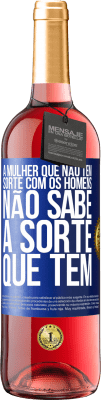 29,95 € Envio grátis | Vinho rosé Edição ROSÉ A mulher que não tem sorte com os homens não sabe a sorte que tem Etiqueta Azul. Etiqueta personalizável Vinho jovem Colheita 2023 Tempranillo