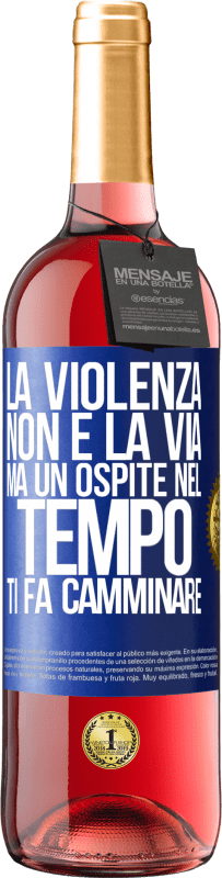 29,95 € Spedizione Gratuita | Vino rosato Edizione ROSÉ La violenza non è la via, ma un ospite nel tempo ti fa camminare Etichetta Blu. Etichetta personalizzabile Vino giovane Raccogliere 2024 Tempranillo