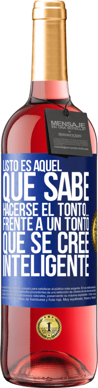 29,95 € Envío gratis | Vino Rosado Edición ROSÉ Listo es aquel que sabe hacerse el tonto… frente a un tonto que se cree inteligente Etiqueta Azul. Etiqueta personalizable Vino joven Cosecha 2023 Tempranillo