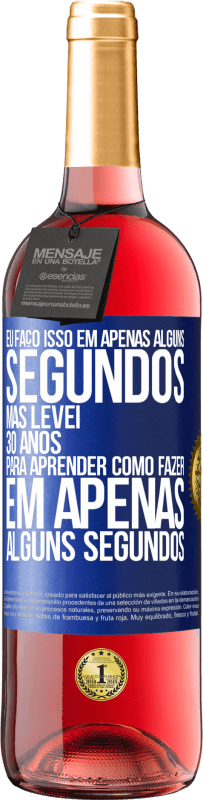 29,95 € Envio grátis | Vinho rosé Edição ROSÉ Eu faço isso em apenas alguns segundos, mas levei 30 anos para aprender como fazer em apenas alguns segundos Etiqueta Azul. Etiqueta personalizável Vinho jovem Colheita 2023 Tempranillo