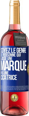29,95 € Envoi gratuit | Vin rosé Édition ROSÉ Soyez le genre de personne qui laisse une marque, pas une cicatrice Étiquette Bleue. Étiquette personnalisable Vin jeune Récolte 2025 Tempranillo