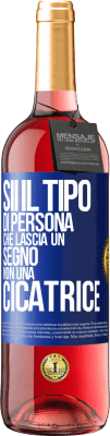 29,95 € Spedizione Gratuita | Vino rosato Edizione ROSÉ Sii il tipo di persona che lascia un segno, non una cicatrice Etichetta Blu. Etichetta personalizzabile Vino giovane Raccogliere 2023 Tempranillo