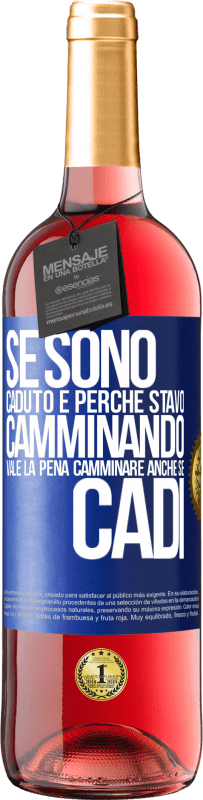 29,95 € Spedizione Gratuita | Vino rosato Edizione ROSÉ Se sono caduto è perché stavo camminando. Vale la pena camminare anche se cadi Etichetta Blu. Etichetta personalizzabile Vino giovane Raccogliere 2023 Tempranillo