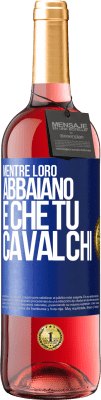 29,95 € Spedizione Gratuita | Vino rosato Edizione ROSÉ Mentre loro abbaiano è che tu cavalchi Etichetta Blu. Etichetta personalizzabile Vino giovane Raccogliere 2023 Tempranillo