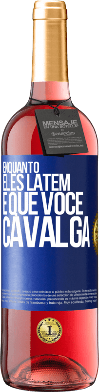 29,95 € Envio grátis | Vinho rosé Edição ROSÉ Enquanto eles latem é que você cavalga Etiqueta Azul. Etiqueta personalizável Vinho jovem Colheita 2024 Tempranillo