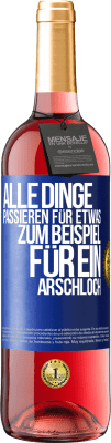 29,95 € Kostenloser Versand | Roséwein ROSÉ Ausgabe Alle Dinge passieren für etwas, zum Beispiel für ein Arschloch Blaue Markierung. Anpassbares Etikett Junger Wein Ernte 2023 Tempranillo