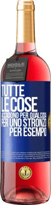 29,95 € Spedizione Gratuita | Vino rosato Edizione ROSÉ Tutte le cose accadono per qualcosa, per uno stronzo per esempio Etichetta Blu. Etichetta personalizzabile Vino giovane Raccogliere 2023 Tempranillo