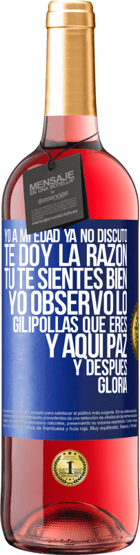 29,95 € Envío gratis | Vino Rosado Edición ROSÉ Yo a mi edad ya no discuto, te doy la razón, tú te sientes bien, yo observo lo gilipollas que eres y aquí paz y después Etiqueta Azul. Etiqueta personalizable Vino joven Cosecha 2024 Tempranillo