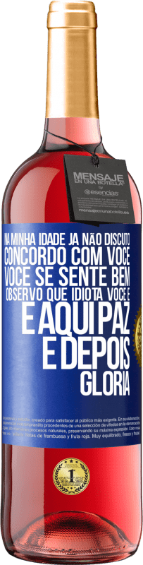 29,95 € Envio grátis | Vinho rosé Edição ROSÉ Na minha idade já não discuto, concordo com você, você se sente bem, observo que idiota você é e aqui paz e depois glória Etiqueta Azul. Etiqueta personalizável Vinho jovem Colheita 2024 Tempranillo