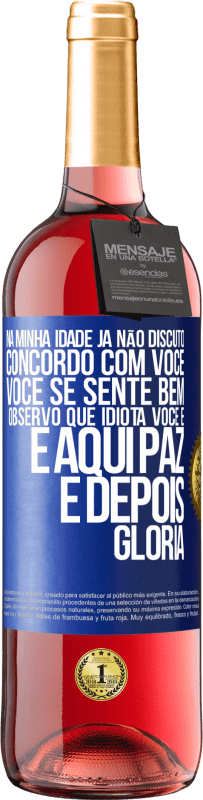29,95 € Envio grátis | Vinho rosé Edição ROSÉ Na minha idade já não discuto, concordo com você, você se sente bem, observo que idiota você é e aqui paz e depois glória Etiqueta Azul. Etiqueta personalizável Vinho jovem Colheita 2025 Tempranillo