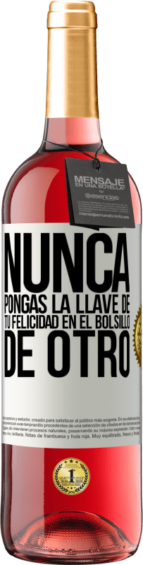 29,95 € Envío gratis | Vino Rosado Edición ROSÉ Nunca pongas la llave de tu felicidad en el bolsillo de otro Etiqueta Blanca. Etiqueta personalizable Vino joven Cosecha 2024 Tempranillo