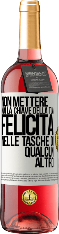 29,95 € Spedizione Gratuita | Vino rosato Edizione ROSÉ Non mettere mai la chiave della tua felicità nelle tasche di qualcun altro Etichetta Bianca. Etichetta personalizzabile Vino giovane Raccogliere 2024 Tempranillo