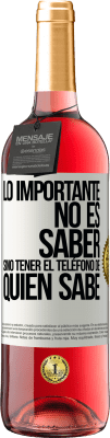 29,95 € Envío gratis | Vino Rosado Edición ROSÉ Lo importante no es saber, sino tener el teléfono del que sabe Etiqueta Blanca. Etiqueta personalizable Vino joven Cosecha 2025 Tempranillo