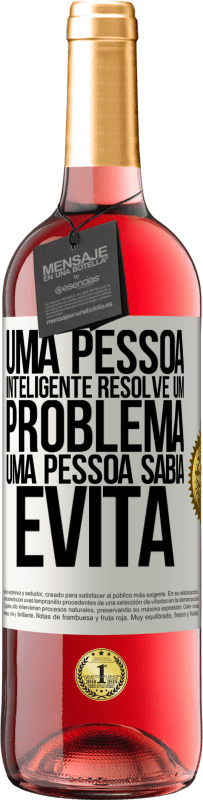 29,95 € Envio grátis | Vinho rosé Edição ROSÉ Uma pessoa inteligente resolve um problema. Uma pessoa sábia evita Etiqueta Branca. Etiqueta personalizável Vinho jovem Colheita 2025 Tempranillo