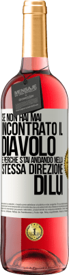 29,95 € Spedizione Gratuita | Vino rosato Edizione ROSÉ Se non hai mai incontrato il diavolo è perché stai andando nella stessa direzione di lui Etichetta Bianca. Etichetta personalizzabile Vino giovane Raccogliere 2023 Tempranillo