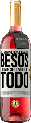 29,95 € Envío gratis | Vino Rosado Edición ROSÉ Uno siempre recuerda esos besos donde se olvidó de todo Etiqueta Blanca. Etiqueta personalizable Vino joven Cosecha 2023 Tempranillo