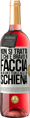 29,95 € Spedizione Gratuita | Vino rosato Edizione ROSÉ Non si tratta di chi è bravo in faccia, ma di chi è fedele alla tua schiena Etichetta Bianca. Etichetta personalizzabile Vino giovane Raccogliere 2023 Tempranillo