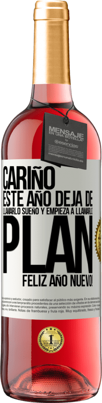 29,95 € Envío gratis | Vino Rosado Edición ROSÉ Cariño, este año deja de llamarlo sueño y empieza a llamarlo plan. Feliz año nuevo! Etiqueta Blanca. Etiqueta personalizable Vino joven Cosecha 2024 Tempranillo