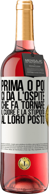 29,95 € Spedizione Gratuita | Vino rosato Edizione ROSÉ Prima o poi ci dà l'ospite che fa tornare il cuore e la stupidità al loro posto Etichetta Bianca. Etichetta personalizzabile Vino giovane Raccogliere 2024 Tempranillo