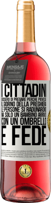 29,95 € Spedizione Gratuita | Vino rosato Edizione ROSÉ I cittadini decisero di pregare perché piovesse. Il giorno della preghiera, le persone si radunarono, ma solo un bambino Etichetta Bianca. Etichetta personalizzabile Vino giovane Raccogliere 2023 Tempranillo