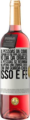 29,95 € Envio grátis | Vinho rosé Edição ROSÉ As pessoas da cidade decidiram rezar para que chovesse. No dia da oração, as pessoas se reuniram, mas apenas uma criança Etiqueta Branca. Etiqueta personalizável Vinho jovem Colheita 2025 Tempranillo